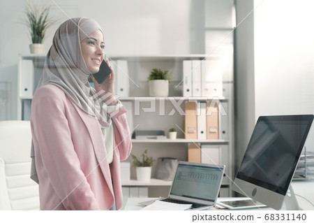 Discussing project by phone 68331140