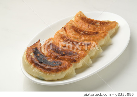 煎餃子 煎餃子 68333096