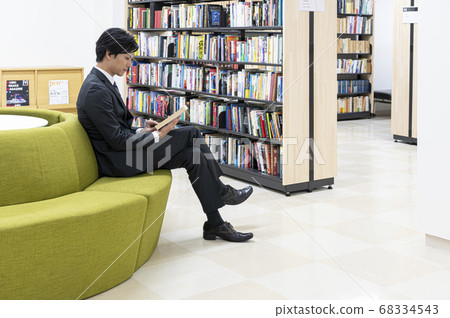 年輕人在圖書館看書 68334543