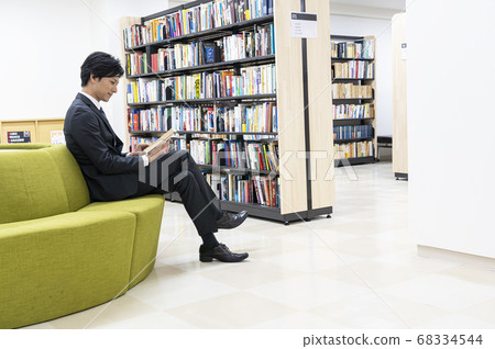 年輕人在圖書館看書 年輕人在圖書館看書 68334544