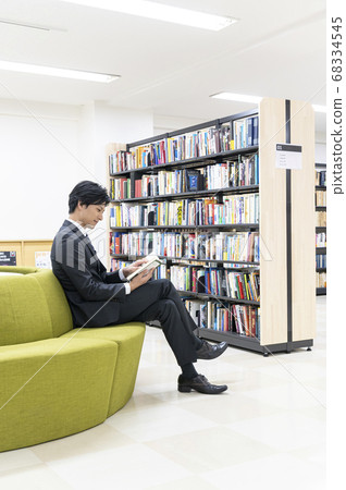 年輕人在圖書館看書 年輕人在圖書館看書 68334545