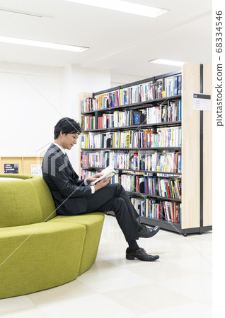 年輕人在圖書館看書 年輕人在圖書館看書 68334546