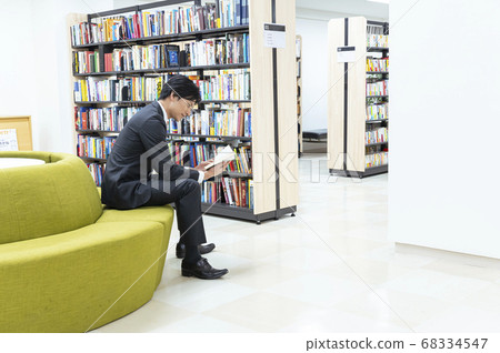 年輕人在圖書館看書 年輕人在圖書館看書 68334547