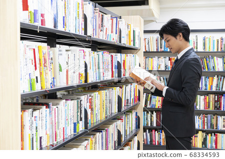 年輕人在圖書館看書 年輕人在圖書館看書 68334593