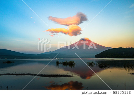 山中湖的紅富士 68335158