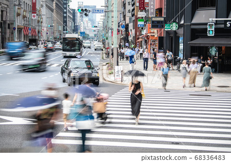 日本的東京城市景觀，看著“日本橋北久美”的口罩和交叉路口（行人過路處）= 8月10日 68336483