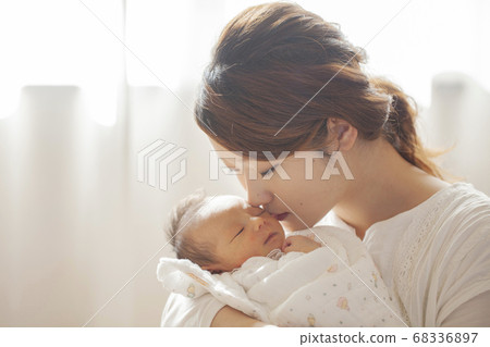 媽媽抱著剛出生的嬰兒 68336897