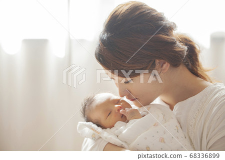Mother holding a newborn baby 68336899