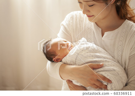 Mother holding a newborn baby 68336911