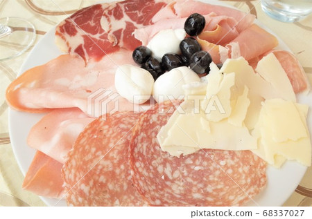 Assorted raw ham and cheese 68337027