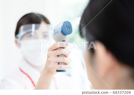 面罩的醫療護士 68337209