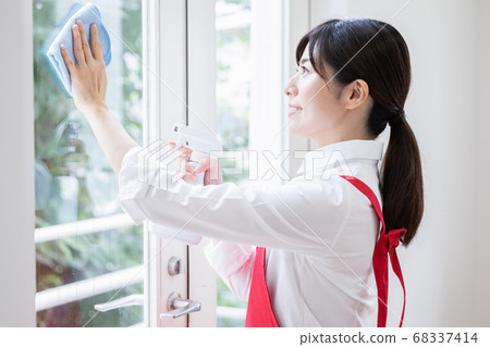 家政服務女人清潔窗戶 家政服務女人清潔窗戶 68337414