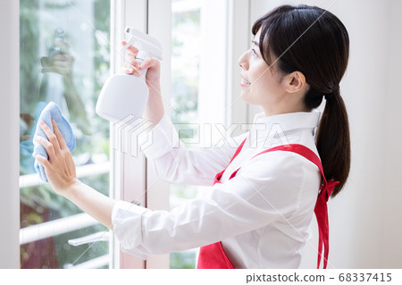 家政服務女人清潔窗戶 68337415