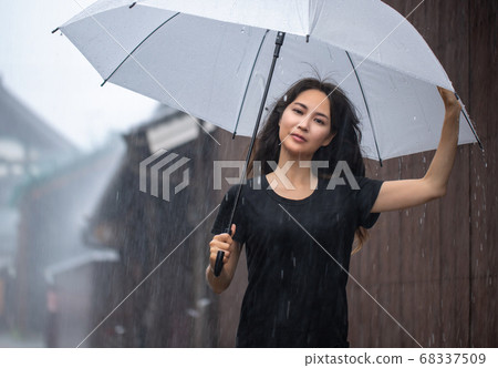 奈良縣濱原市今井町雨中的一名婦女 68337509