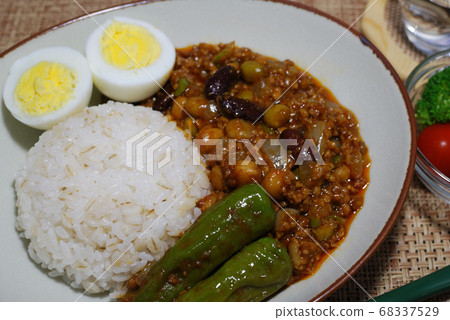 咖哩咖哩豆雜,水煮雞蛋和日本料理的日本芝士醬,大米 咖哩咖哩豆雜,水煮雞蛋和日本料理的日本芝士醬,大米 68337529