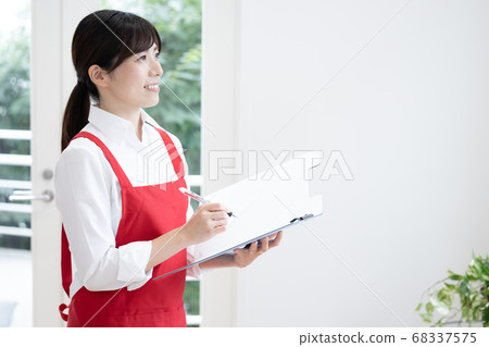 家政服務一名女子正在檢查文件 68337575