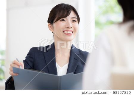 教育業務形象面試的女人的畫像 68337830