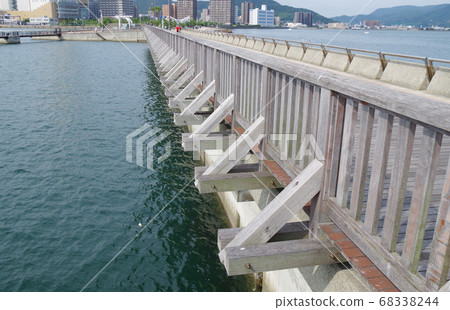 高松港防波堤行人天橋的視圖 68338244