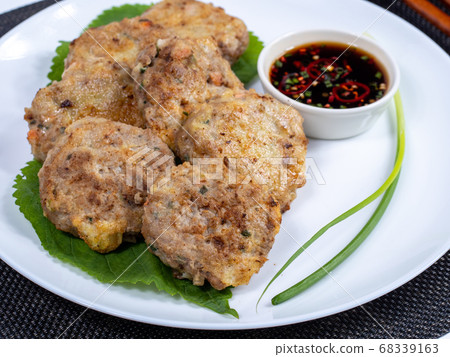 Korean: It's money. It is also called meatball pancakes, round meatballs, etc. Korean: It's money. It is also called meatball pancakes, round meatballs, etc. 68339163