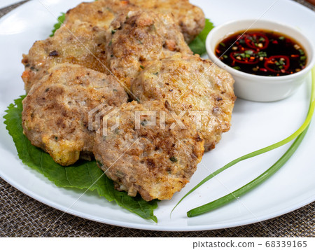 Korean: It's money. It is also called meatball pancakes, round meatballs, etc. Korean: It's money. It is also called meatball pancakes, round meatballs, etc. 68339165