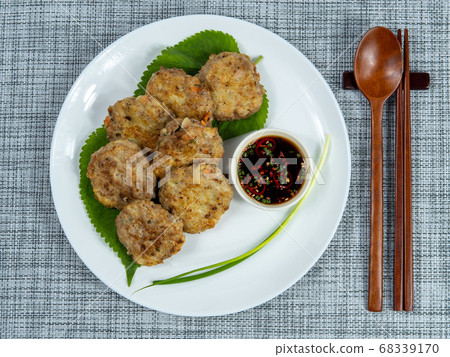 Korean: It's money. It is also called meatball pancakes, round meatballs, etc. Korean: It's money. It is also called meatball pancakes, round meatballs, etc. 68339170