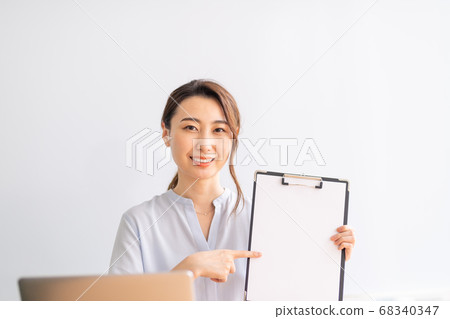 提議的女商人年輕女商人,事務,黏合劑,工作,工作,哦 提議的女商人年輕女商人,事務,黏合劑,工作,工作,哦 68340347