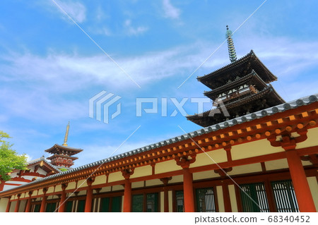 [奈良縣]晴空下的藥師寺（東塔和西塔） 68340452