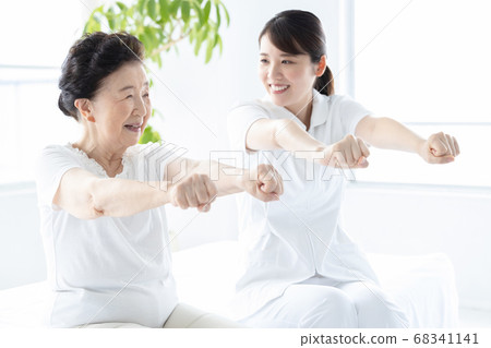 醫用體操高級女子和醫生 68341141