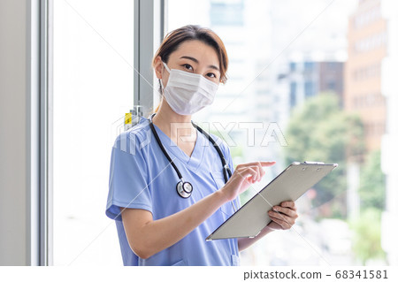 Female medical practitioner, female doctor 68341581