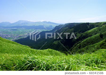 夏天的阿蘇飛升山,充滿生機的綠地和藍天 夏天的阿蘇飛升山,充滿生機的綠地和藍天 68341586