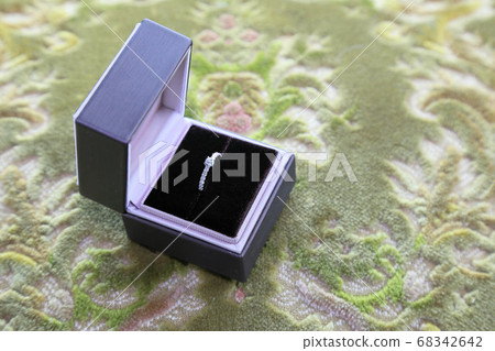 Engagement ring in a jewelry case☆Diamond engagement ring 68342642