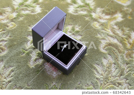 Engagement ring in a jewelry case☆Diamond engagement ring 68342643