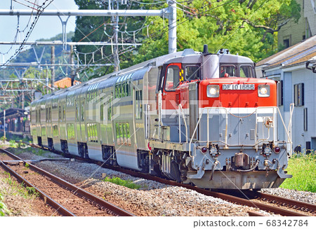橫須賀線北-鎌倉-大船港JR Freight DE10-1666 + E235 Series 1000 Series Salo E235 Class A Transportation 68342784