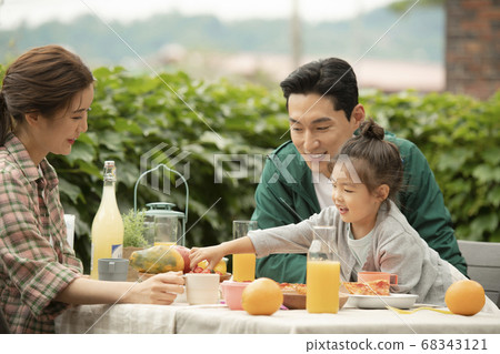 Lifestyle, family, travel 68343121