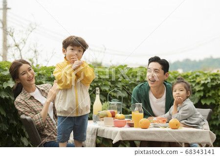 Lifestyle, family, travel 68343141