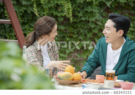 Lifestyle, couple, travel 68343151