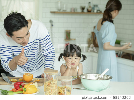 Lifestyle, family, cooking 68343263