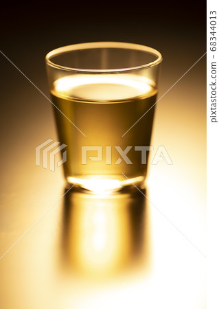 Amber glass material 68344013