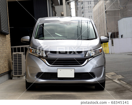 從前面看到的乘用車 68345141