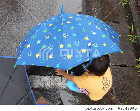 在雨中玩耍 在雨中玩耍 68345990