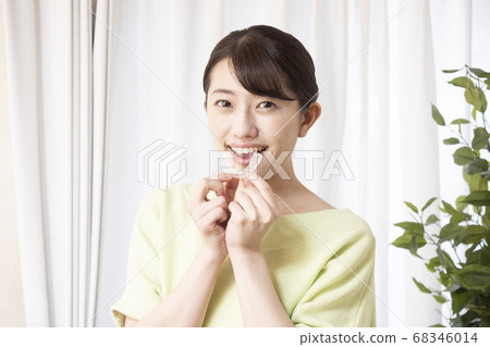 Woman with mouthpiece 68346014