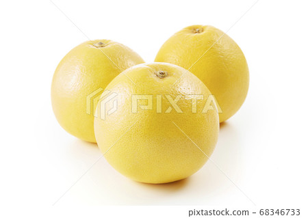 3個新鮮的葡萄柚 3個新鮮的葡萄柚 68346733