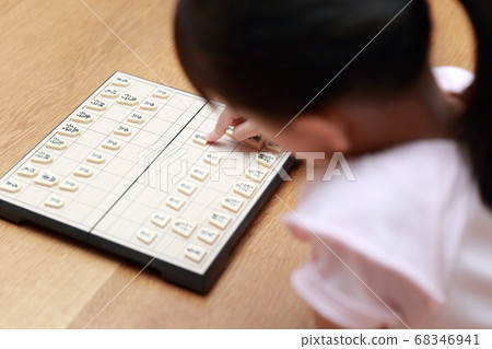 A girl playing shogi 68346941
