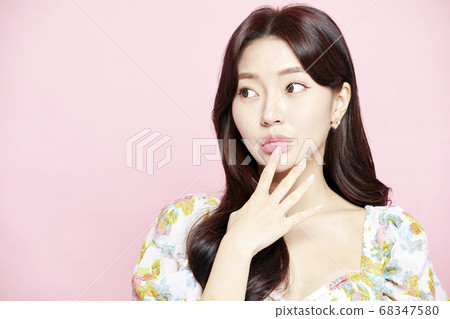 美麗的花朵在綠色背景上 美麗的花朵在綠色背景上 68347580