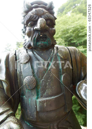 天狗在天狗岩石的山頂上 68347826