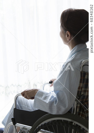 輪椅的資深婦女 68348162