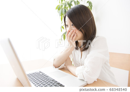 女性在筆記本電腦上看電影 女性在筆記本電腦上看電影 68348540