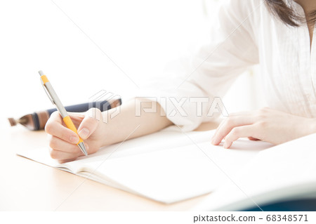 一個女人在學習 68348571