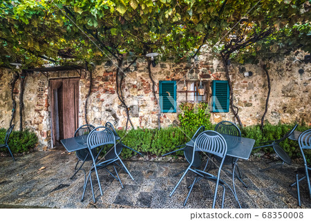 table and chairs in Monteriggioni table and chairs in Monteriggioni 68350008