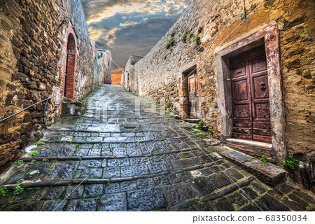 Narrow street in Montepulciano Narrow street in Montepulciano 68350034